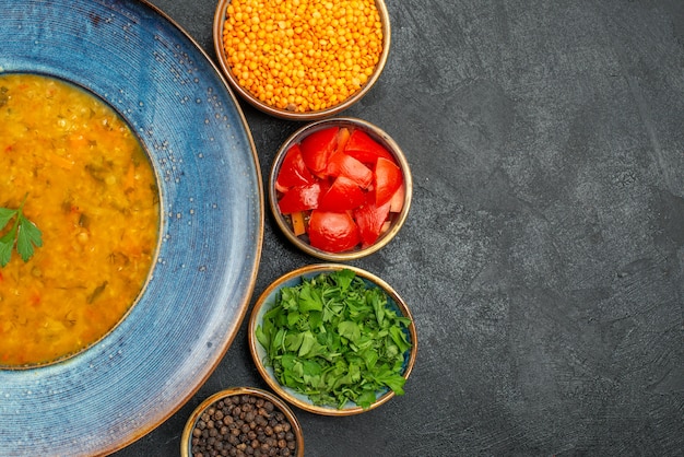 Bovenaanzicht linzensoep de smakelijke linzensoep kommen van tomaten, kruiden, linzen, kruiden