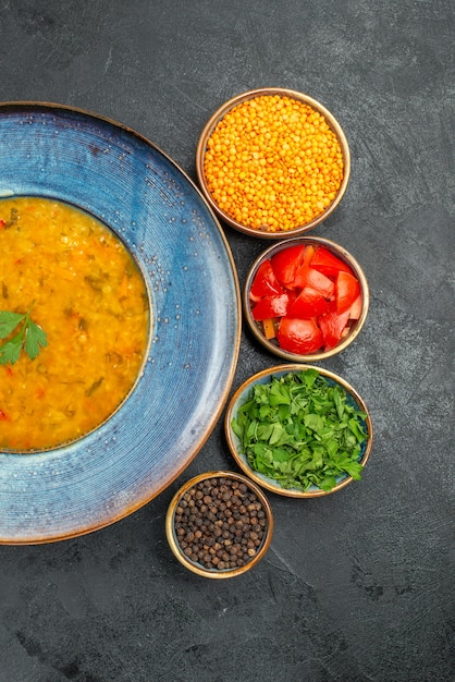 Bovenaanzicht linzensoep de smakelijke linzensoep tomaten specerijen linzen kruiden