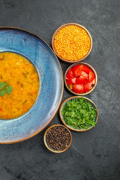 Bovenaanzicht linzensoep de smakelijke linzensoep tomaten specerijen linzen kruiden