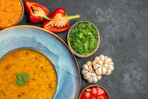 Bovenaanzicht linzensoep kruiden knoflook tomaten paprika kom linzensoep