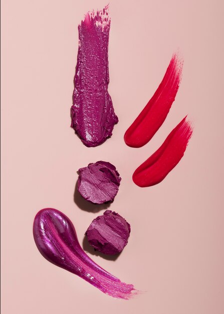 Bovenaanzicht lippenstift tinten op roze achtergrond
