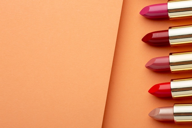 Gratis foto bovenaanzicht lipsticks arrangement met kopie ruimte