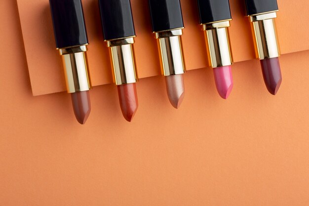 Bovenaanzicht lipsticks arrangement