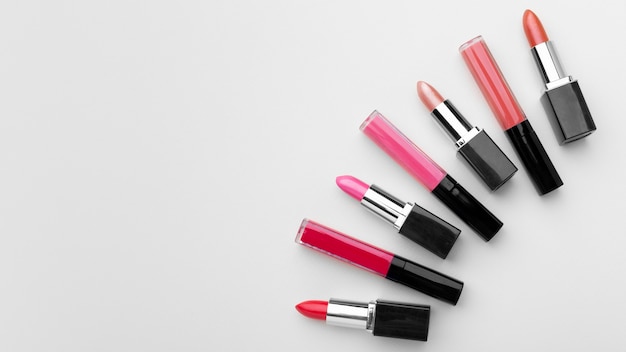 Gratis foto bovenaanzicht lipsticks arrangement