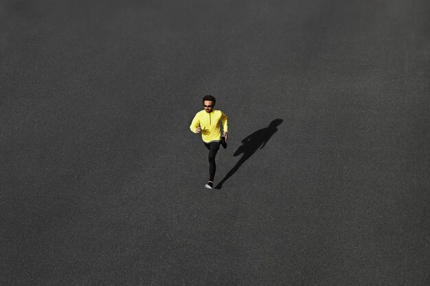 Bovenaanzicht loper man sprinten op de weg