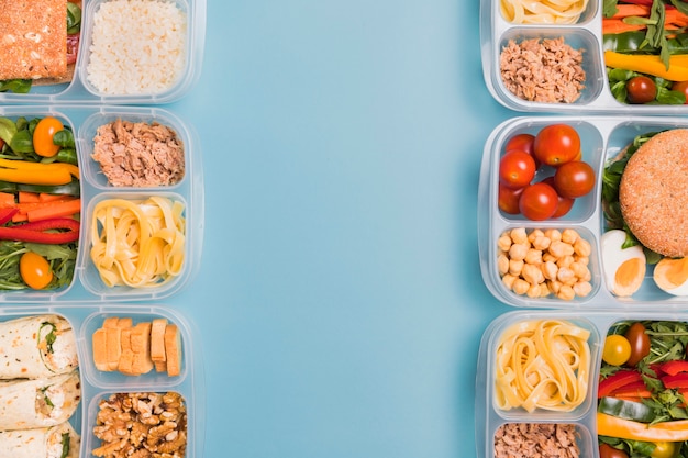 Bovenaanzicht lunchboxen met kopie-ruimte