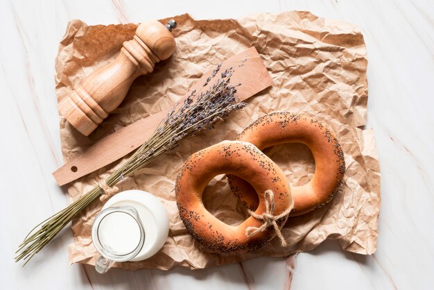 Bovenaanzicht maanzaad bagels op perkamentpapier met melk