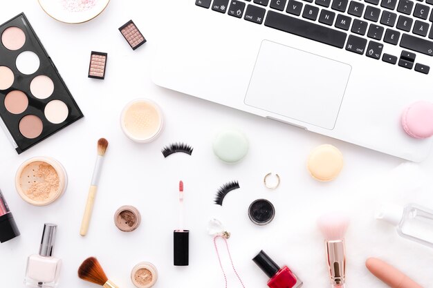 Bovenaanzicht make-up met laptop