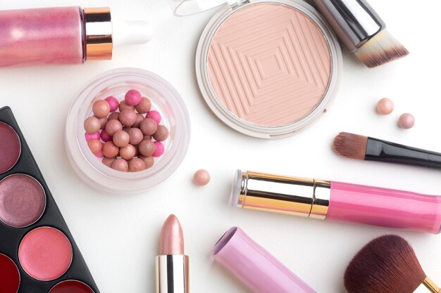Bovenaanzicht make-up producten arrangement