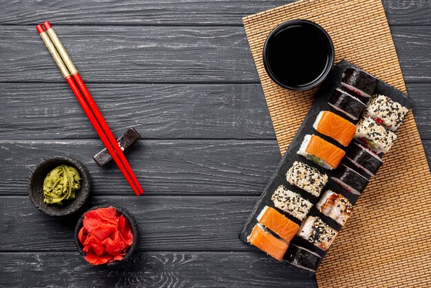 Bovenaanzicht maki sushi assortiment op leisteen