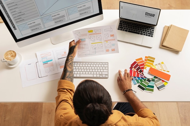 Bovenaanzicht man aan het werk aan bureau