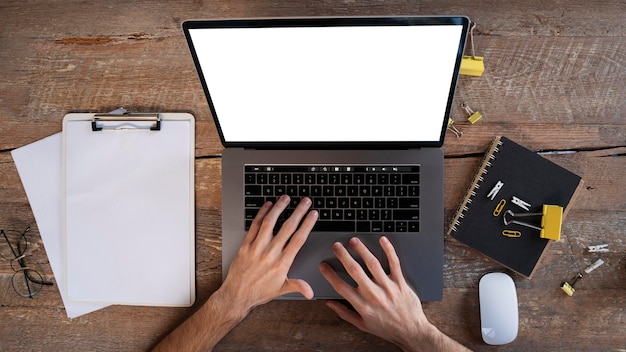 Bovenaanzicht man aan het werk op zijn laptop thuis