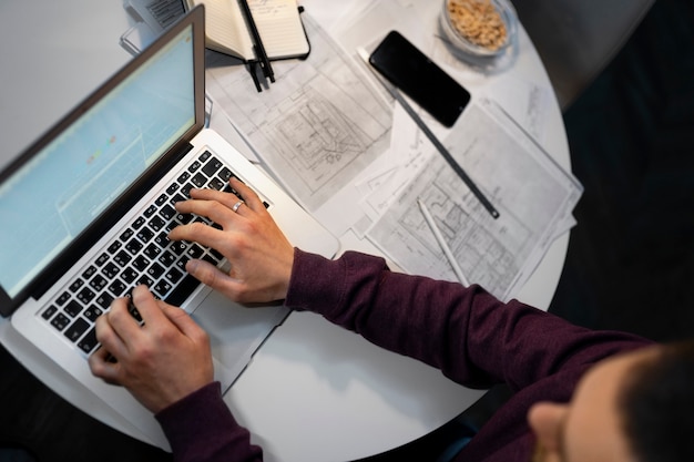 Bovenaanzicht man aan het werk 's avonds laat