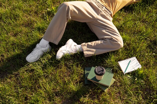 Bovenaanzicht man liggend op gras