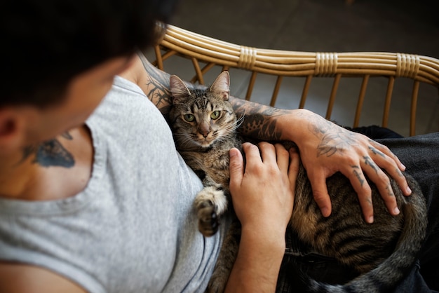 Bovenaanzicht man met schattige kat