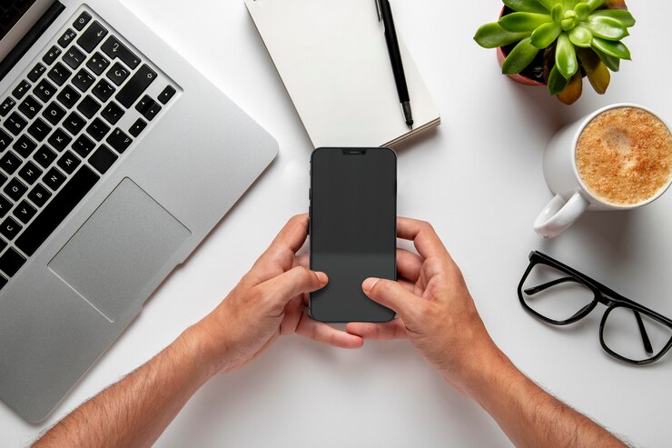Gratis Foto bovenaanzicht man zijn smartphone controleren