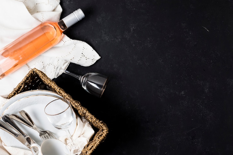 Gratis Foto bovenaanzicht mand met borden en servies met kopie ruimte