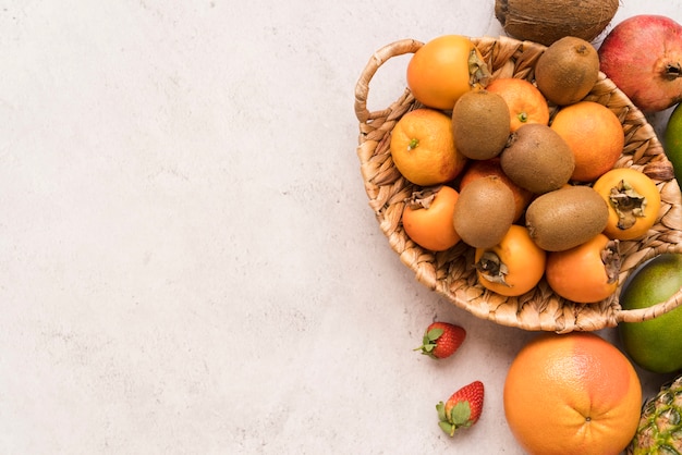 Bovenaanzicht mand met heerlijk fruit