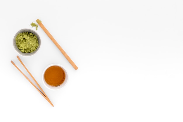 Bovenaanzicht matcha thee concept met kopie ruimte