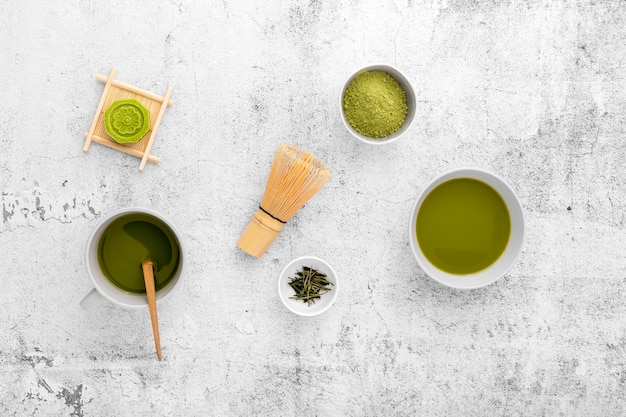 Bovenaanzicht matcha thee concept op de tafel