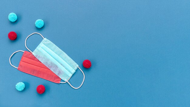 Bovenaanzicht medische maskers en decoratieve ballen met kopie-ruimte