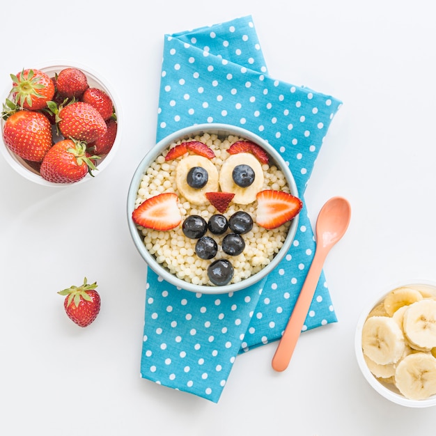 Bovenaanzicht melk en haver vlokken met fruit