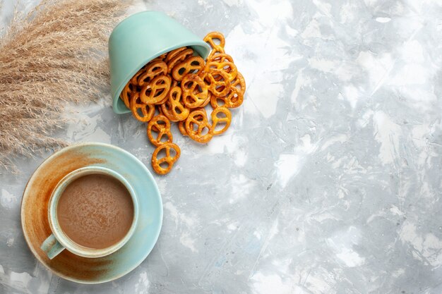 Bovenaanzicht melkkoffie met crackers op de lichte achtergrond knapperige koffie drinken kleurenfoto