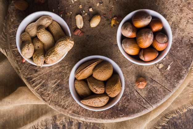 Gratis foto bovenaanzicht mengsel van smakelijke noten