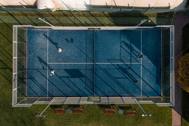 Bovenaanzicht mensen die paddle tennis spelen