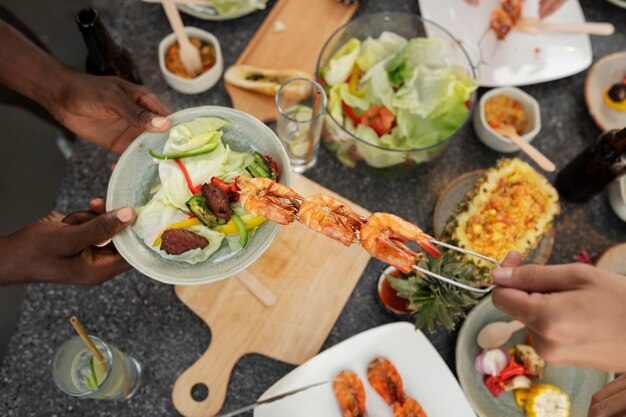 Bovenaanzicht mensen met heerlijk eten