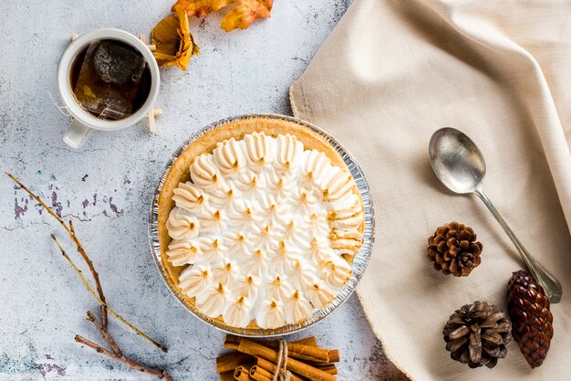 Bovenaanzicht meringue taart met herfst decoratie