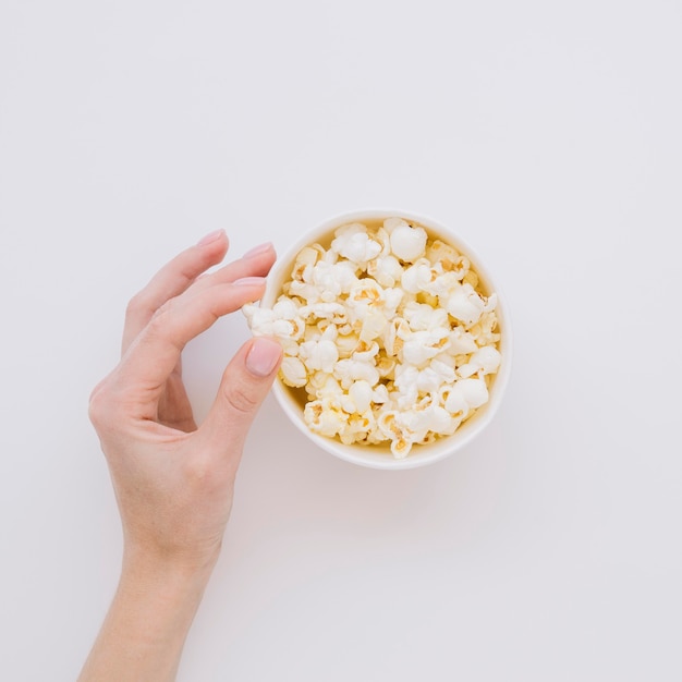 Bovenaanzicht met de hand plukken van gezouten popcorn