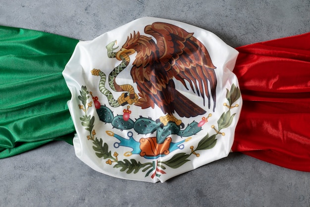 Gratis foto bovenaanzicht mexicaanse vlag met adelaar op verdieping