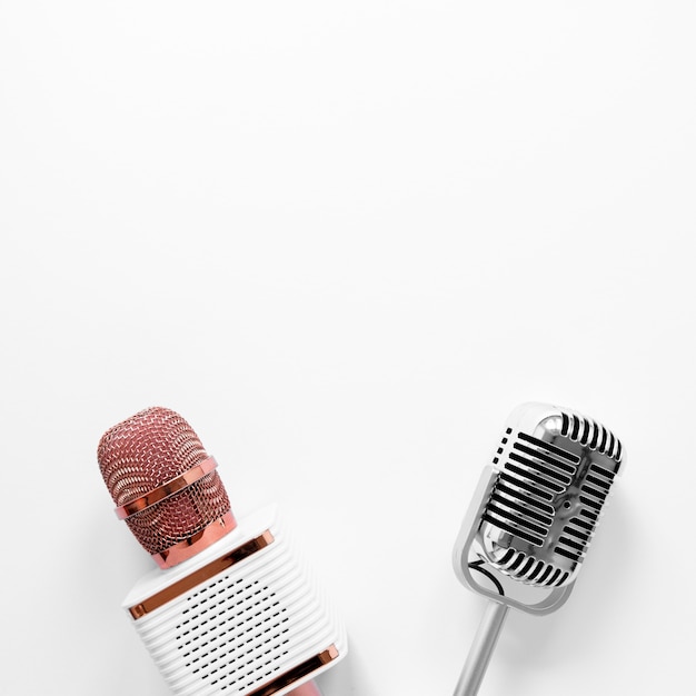 Bovenaanzicht microfoons met kopie-ruimte