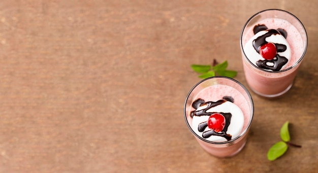 Gratis foto bovenaanzicht milkshakes met fruit