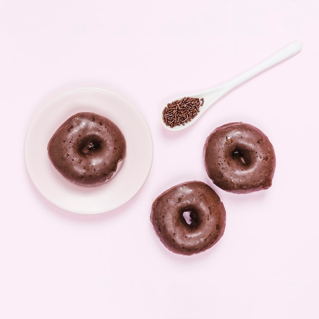 Bovenaanzicht mini-donuts met een lepel