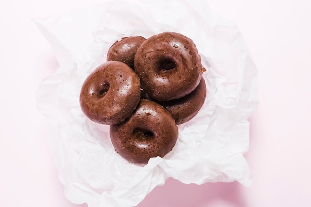 Bovenaanzicht mini-donuts op een servet