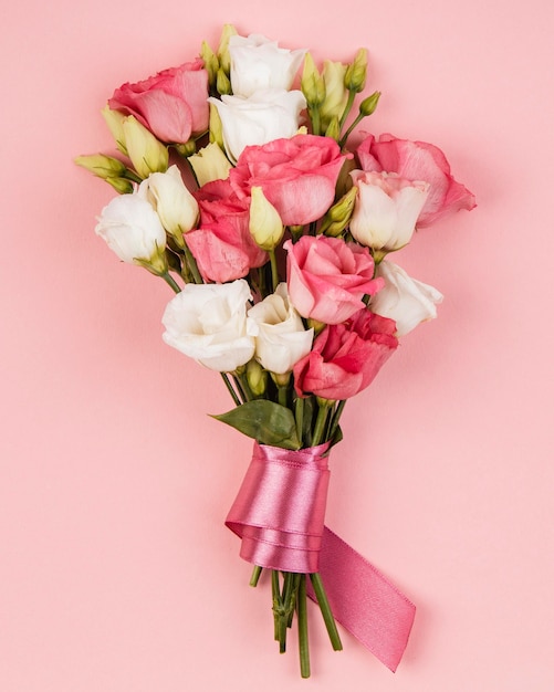 Bovenaanzicht mooi rozenboeket met roze lint