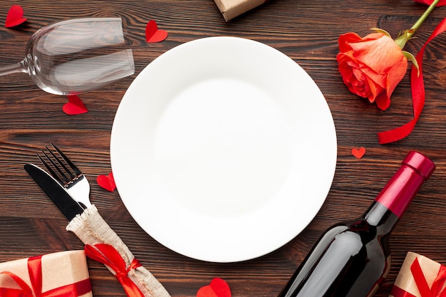 Bovenaanzicht mooie regeling voor Valentijnsdag diner op houten achtergrond