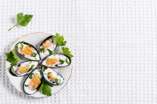 Bovenaanzicht mossel schelpen op een bord