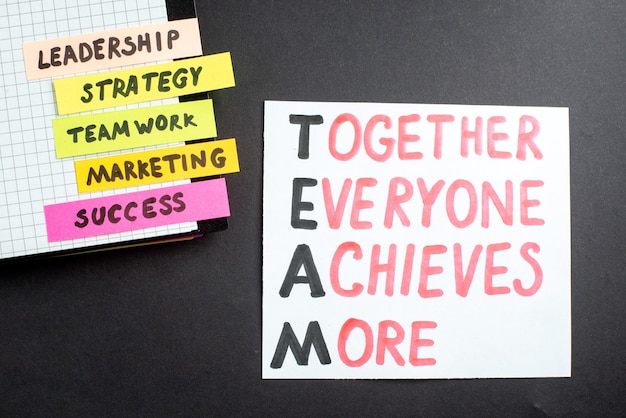 Gratis foto bovenaanzicht motivatie zakelijke notities met blocnote op donkere achtergrond zakelijk werk succes baan leiderschap strategie teamwerk marketing office team