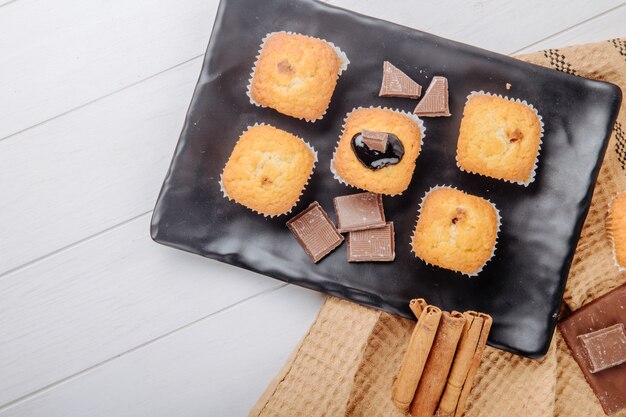 Bovenaanzicht muffins met chocolade op een bord met kaneel