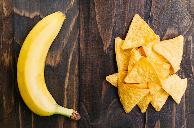 Bovenaanzicht nachos versus banaan