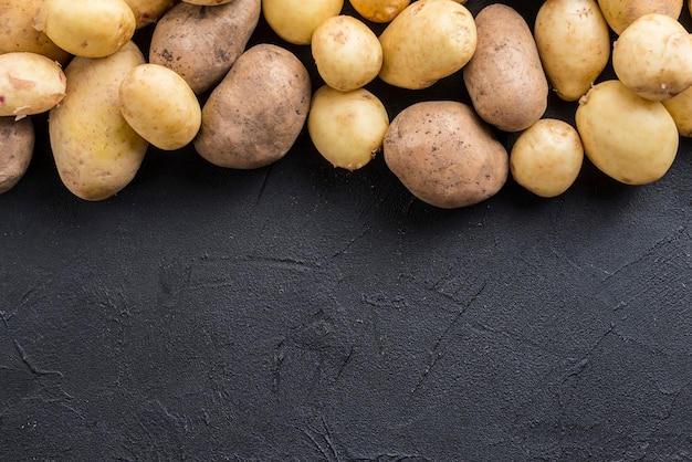 Bovenaanzicht natuurlijke aardappelen met kopie-ruimte