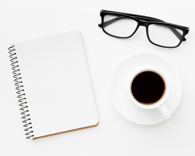 Bovenaanzicht notebook en koffie arrangement
