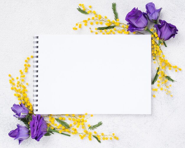 Bovenaanzicht notebook en lente bloemen