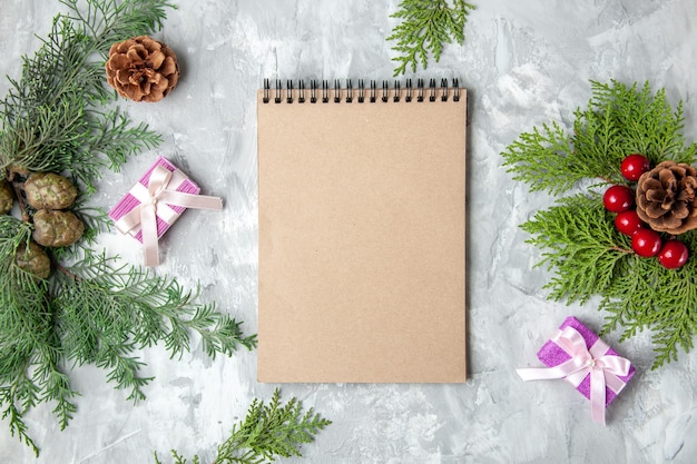 Bovenaanzicht notebook kerstboom speelgoed pijnboom takken op grijze ondergrond