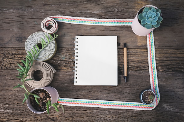 Bovenaanzicht notebook met bloempotten