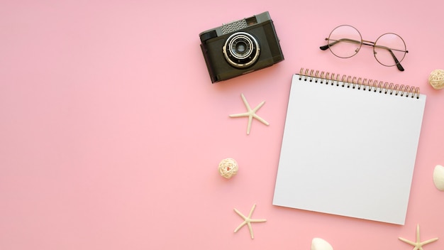 Gratis foto bovenaanzicht notebook met camera