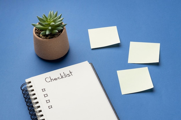 Gratis foto bovenaanzicht notebook met checklist op bureau